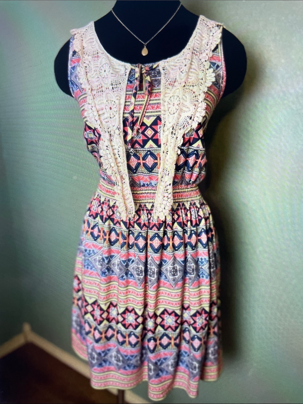 #0090- mia de Andrea 
Crochet-Accent Geometric Print 
Mini Dress in Coral & Navy